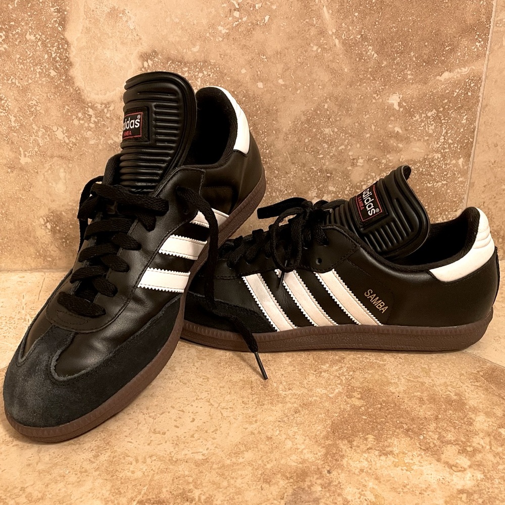 adidas Samba soccer shoes. Mens size 9. Worn 3 times.